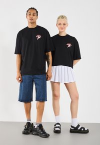 YOURTURN UNISEX - Marškinėliai su spaudiniu - true black