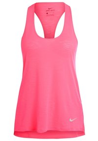 Vaaleanpunainen Dri-FIT-urheilutoppi, jossa on pyöreä pääntie ja racerback-malli. Sileä, kevyt kangas, jossa on hienovarainen tekstuuri ja Nike-logo.