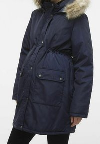 Granatowa ocieplana parka z kapturem wykończonym sztucznym futerkiem, regulowanym ściągaczem w talii oraz dwoma kieszeniami na przodzie zapinanymi na zatrzaski. Gładka faktura.