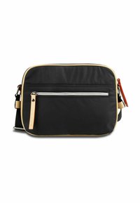 Schwarze Umhängetasche mit einer glatten, strukturierten Oberfläche, ergänzt durch gelbe Akzente, ein vorderes Reißverschlussfach und einen verstellbaren Trageriemen.