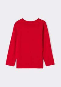 Langärmliges rotes T-Shirt mit rundem Halsausschnitt, aus weichem Baumwollmaterial und seitlichen Schlitzen am Saum für zusätzlichen Komfort.