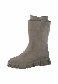 Botte haute en suède gris avec un bord en tricot côtelé et une semelle épaisse et texturée. Présente des coutures angulaires et un design simple.