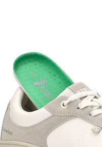 Zapatilla blanca y gris con plantilla verde, marcada con el tamaño 41, mostrando el logo de la marca y el texto 'Barefoot' en el tacón.