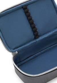 Grå stoffopbevaringskasse med lynlås, med en blå inderside, elastiske remme til organisering og en glat overflade.
