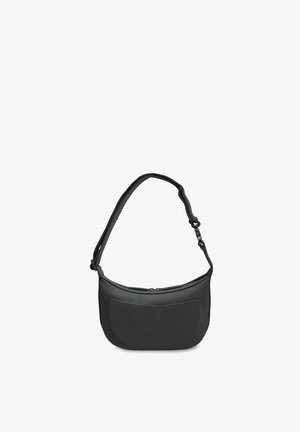 Czarna torba na ramię z teksturowego materiału, o zakrzywionym kształcie, z regulowanym paskiem i zamkiem błyskawicznym na górze oraz przednią kieszonką.