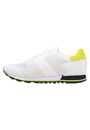 Weißer Sportschuh mit perforierten Seiten, gelbem Fersenlasche, schwarzer und gelber Sohle und "Hugo Boss"-Logoschriftzug an der Seite.
