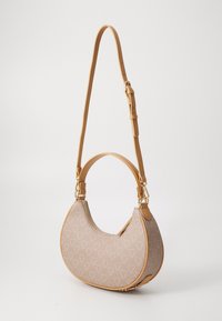 Beige axelväska med en böjd form och detaljer i ljusbrunt läder. Har ett geometriskt mönster och justerbar rem, med dragkedjestängning.