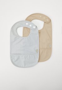 Deux bavoirs pour bébé : l'un avec des rayures verticales bleu marine sur fond blanc et l'autre en beige uni. Tous deux possèdent des bords arrondis et une fermeture à pression.