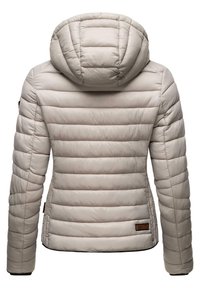 Veste matelassée beige clair avec capuche, présentant un design à coussins horizontaux, des poignets élastiques et un petit patch logo sur la manche gauche.