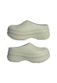 Ljusgrå Adidas-tofflor med en slät, matt yta, rund tåkonstruktion, vadderad krage och texturerade sulor för grepp och hållbarhet.