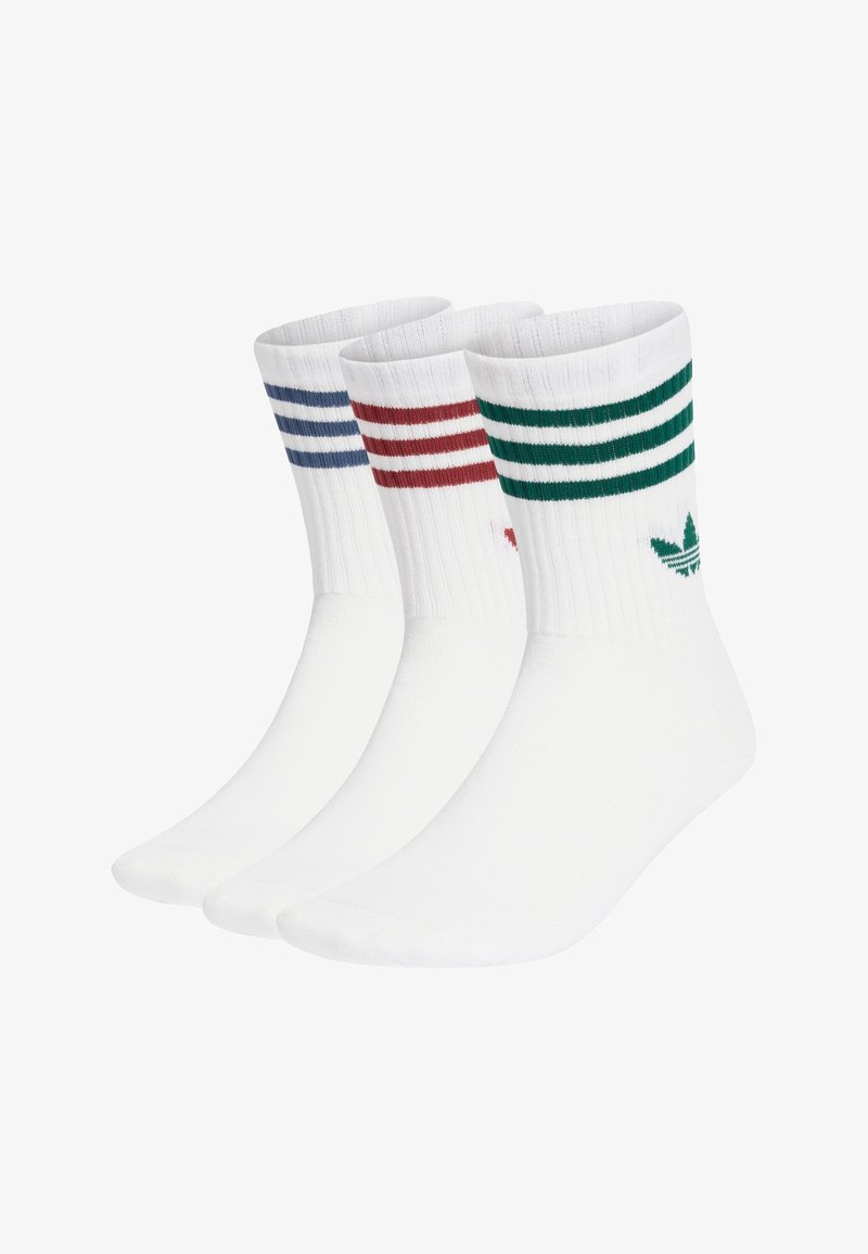 Tres pares de calcetines blancos con puños acanalados, que presentan rayas de colores en azul, rojo y verde, y un logo de hoja verde en un par.