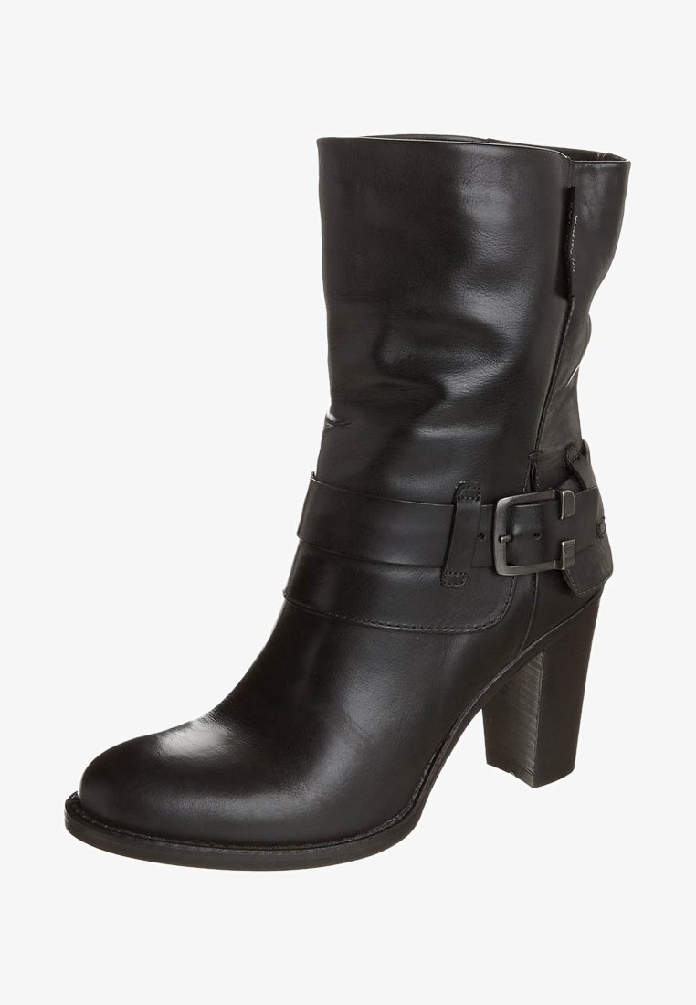 Botte mi-mollet en cuir noir avec talon haut épais, bout arrondi et sangle décorative avec boucle en métal autour de la cheville.