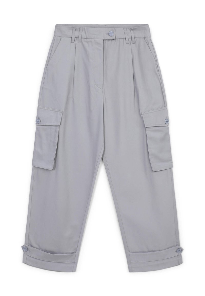 Pantaloni cargo grigio chiaro con due tasche laterali, davanti plissettato, chiusura con bottone e orli arricciati. Realizzati in tessuto liscio e resistente.