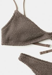Bikini marrone testurizzato con tessuto a coste e spalline regolabili su sfondo bianco.