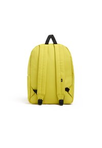 Mochila amarilla con una superficie suave y texturizada, correas de hombro acolchadas y dos bolsillos laterales. Cuenta con un asa superior negra para llevarla.