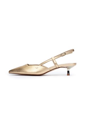 Zapato de tacón slingback metálico dorado con punta afilada, una correa delgada para el tobillo y un tacón pequeño. Textura suave con un acabado brillante y hardware mínimo.