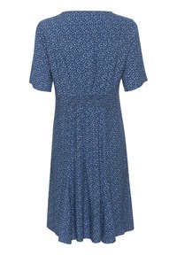 Mėlynas gėlių rašto suknelė su trumpos rankovėmis, elastinga juosmeniu ir platėjančia sijonu. Yra nedidelis gėlių raštas šviesesnėmis spalvomis tamsiame fone.