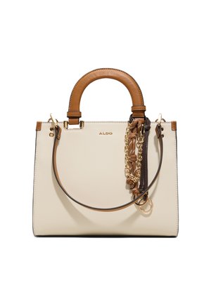 Crème rechthoekige handtas met tan leren handvatten, afneembare schouderriem en decoratieve gouden ketting en stofaccenten.