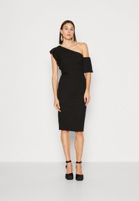 Rochie neagră, ajustată, de lungime până la genunchi, cu un design asimetric al umărului și detalii volan. Textură netedă, cu o siluetă elegantă.