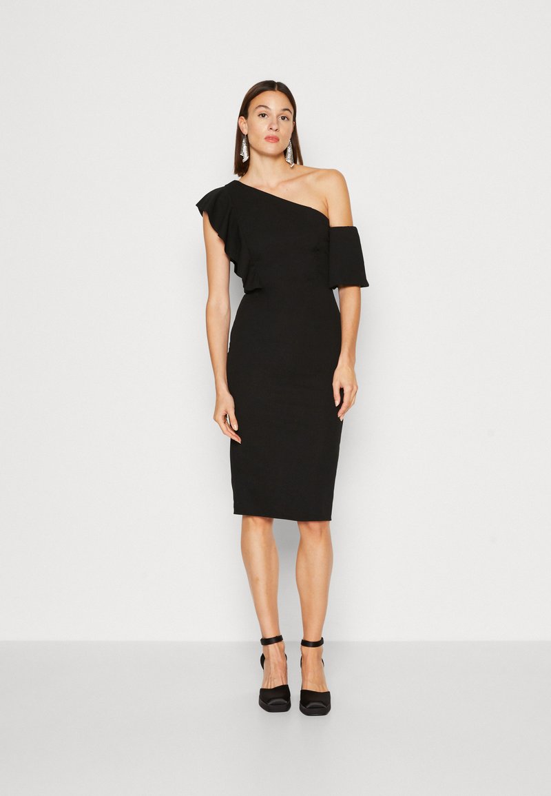 Rochie neagră, ajustată, de lungime până la genunchi, cu un design asimetric al umărului și detalii volan. Textură netedă, cu o siluetă elegantă.