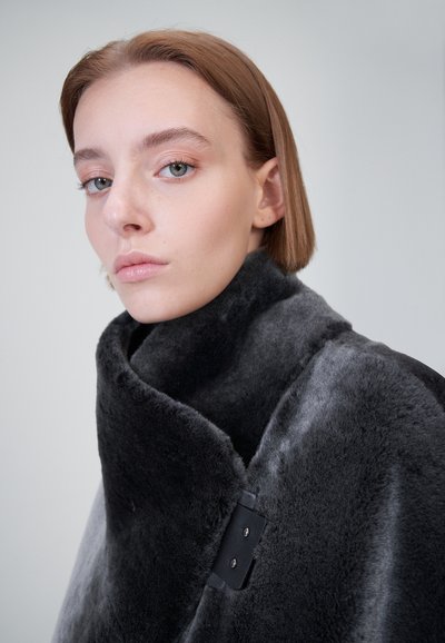 VSP TANYA - Zimní kabát - black