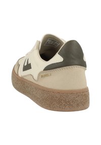 Schuh mit einem Obermaterial aus beigem Leder und olivgrünem Absatz, mit einer strukturierten Sohle und Branding an der Seite, von hinten präsentiert.