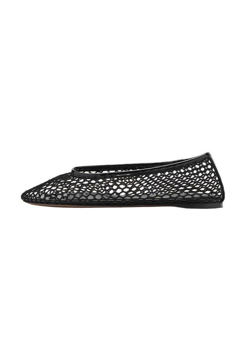 Balerini din plasă negre, cu vârful ascuțit și un design cu țesătură deschisă. Prezintă un profil subțire și o talpă joasă, flexibilă. Textură ușoară.