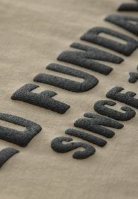 Next SHORT SLEEVE - Printtipaita - cement slogan