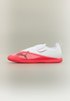 Λευκό και κόκκινο αθλητικό παπούτσι Puma με λουράκι βέλκρο με την ένδειξη Ultra και μαύρο λογότυπο Puma στο πλάι.