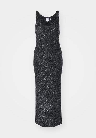 Rochie maxi fără mâneci, de culoare neagră, confecționată din țesătură texturată cu un efect strălucitor, având un decolteu rotund și o siluetă ajustată.