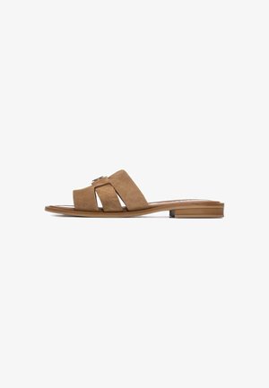 Sandalias tipo slide de ante marrón con tres tiras anchas, una pequeña hebilla decorativa y suela plana de goma.