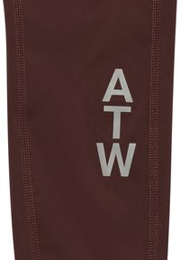 Mörkröda träningbyxor med en slät textur, med silverfärgad "ATW"-tryck. Sömmarna är noggrant sydda för hållbarhet.