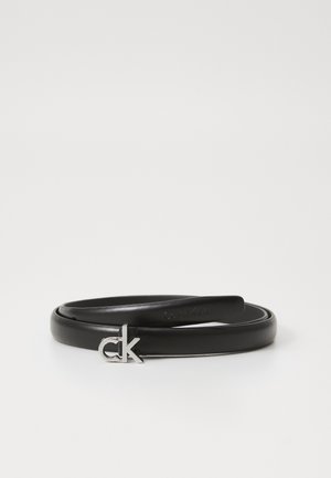 Cintura in pelle nera con una finitura liscia, dotata di una fibbia con logo "ck" in argento e un design elegante e minimalista.