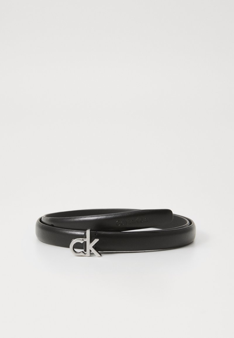 Juodas odinis diržas su lygiu paviršiumi, su sidabriniu "ck" logotipo sagtimi ir elegantišku, minimalistiniu dizainu.