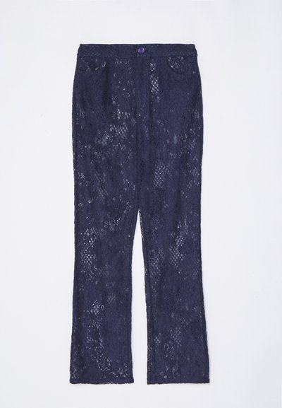 Tumši zila mežģīņu bikses ar izplesto dizainu, kurām ir josta, divas priekšējās kabatas un pogas aizdare. Rotātas ar sarežģītu mežģīņu detaļu.