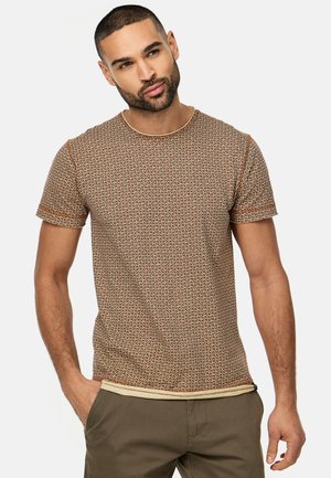 Kurzarm-T-Shirt in Brauntönen mit geometrischem Muster. Rundhalsausschnitt mit hellfarbigem Besatz und subtil strukturiertem Stoff.