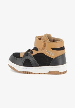 Zwart- en tankleurige hoge sneakers van leer en mesh. Voorzien van een klittenbandsluiting, een ronde neus en gestructureerde accenten op het bovenwerk.