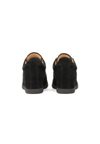 Scarpe in suede nere con punta arrotondata e design minimalista. Presentano una superficie liscia, una fodera in pelle e una suola in gomma testurizzata.