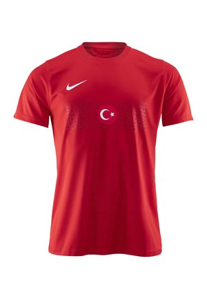 Czerwona koszulka sportowa z krótkim rękawem z białym logo Nike na prawej piersi oraz emblemą półksiężyca i gwiazdy z flagi Turcji na środku.