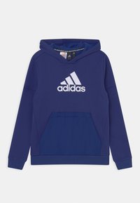 Felpa Adidas blu navy con tasca a marsupio frontale e logo Adidas bianco centrato sul petto, mostrata su sfondo bianco.
