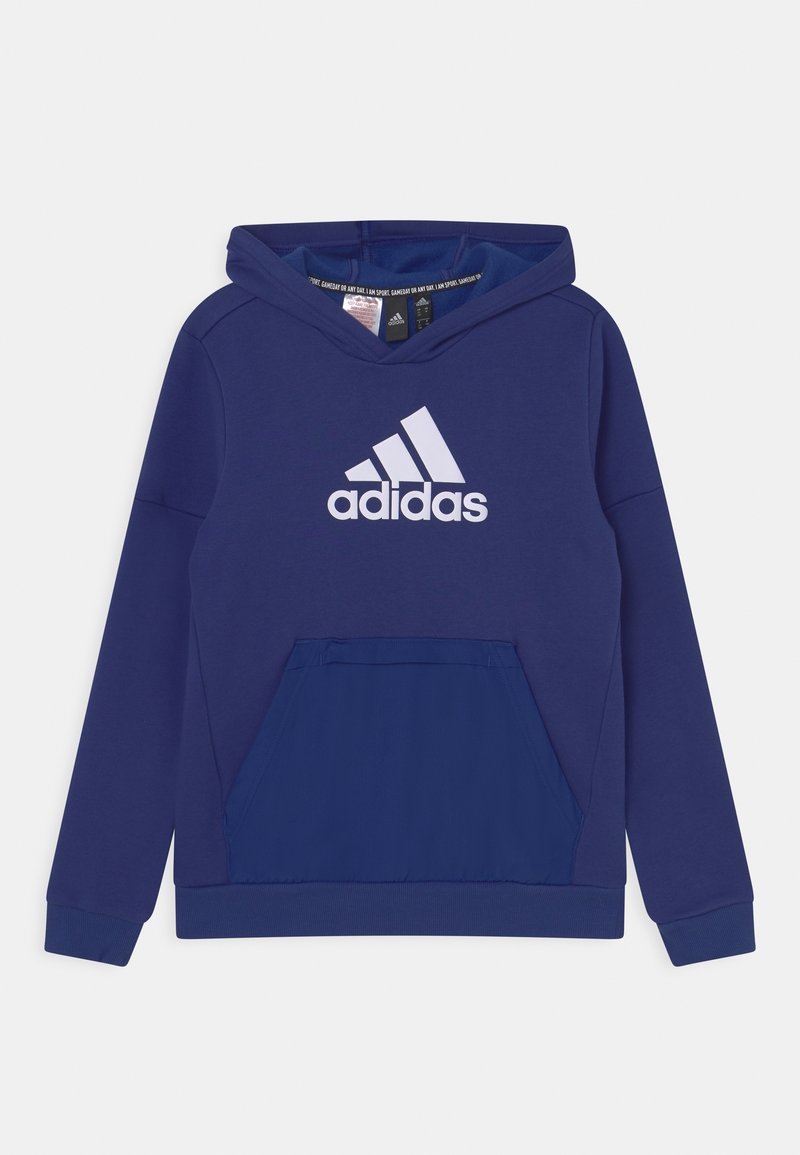 Felpa Adidas blu navy con tasca a marsupio frontale e logo Adidas bianco centrato sul petto, mostrata su sfondo bianco.