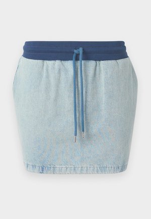 Jasnoniebieska spódnica dżinsowa z elastycznym granatowym pasem, z wiązaniem i teksturowanym materiałem. Nie ma widocznych kieszeni.