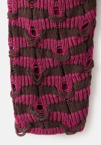 Accesoriu tricotat în dungi maro închis și roz, cu găuri deschise, design texturat și margini canelate. Materialul pare moale și flexibil.