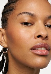 Maybelline New York CHEEK HEAT BLUSH - Blusher - coral amber
