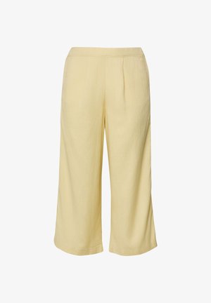 Jasnożółte szerokie, krótkie spodnie z wysokim stanem i subtelnym zakładkowym detalem z przodu, wykonane z lekkiego materiału.