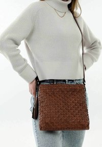 SURI FREY Borsa a tracolla - cognac