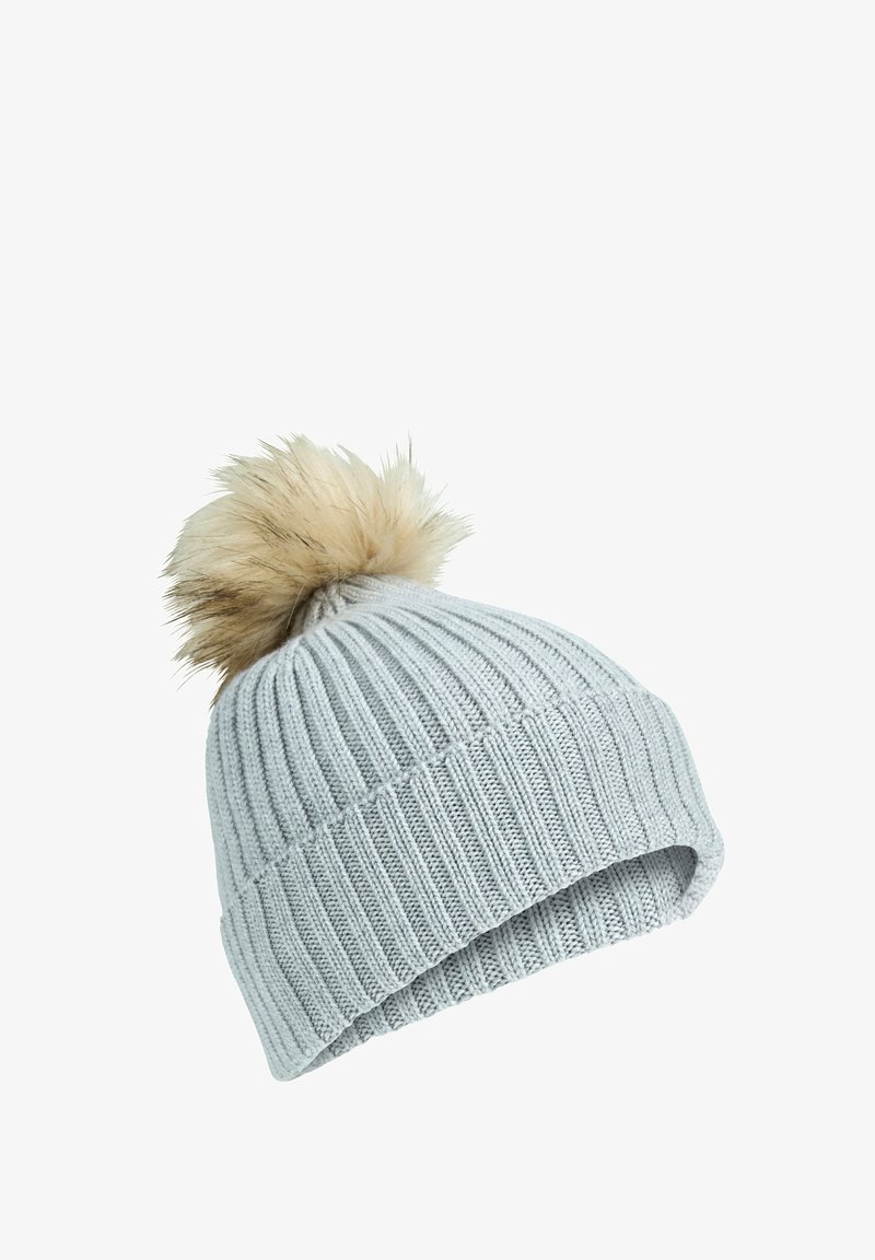 Lichtgrijze geribbelde winterbeanie met een beige nep-bont pompon bovenop, met een omgeslagen rand.
