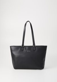 Svart lær tote bag med to håndtak, rektangulær form, minimalistisk design, med sølvfarget tilbehør og et preget logo på forsiden.