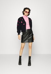 YAS YASCHERRY CARDIGAN VIP - Casaco de malha - black