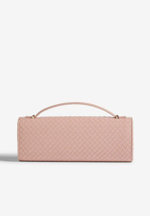 Borsa a tracolla in pelle rosa intrecciata con forma rettangolare, manico sottile e dettagli in metallo dorato. Texture liscia con un motivo intrecciato.